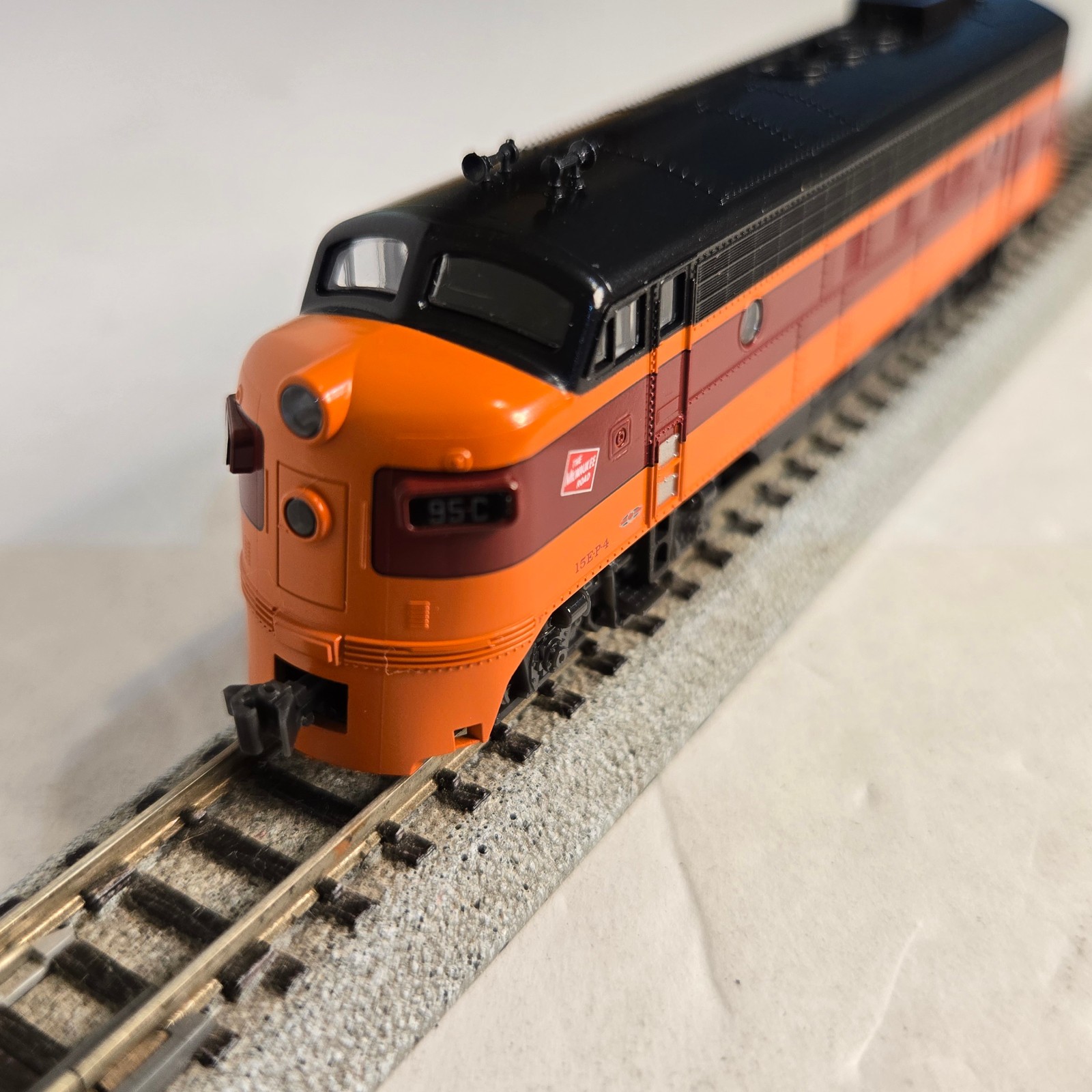 Kato 176-2301 N Milwaukee Road EMD FP7A Loco. DCC No Sound. Runs