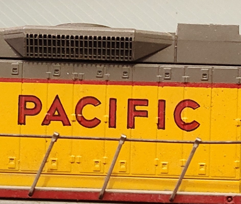 Union Pacific HO Scale Diesel Locomotive Yellow Red Gray Plastic 1:87