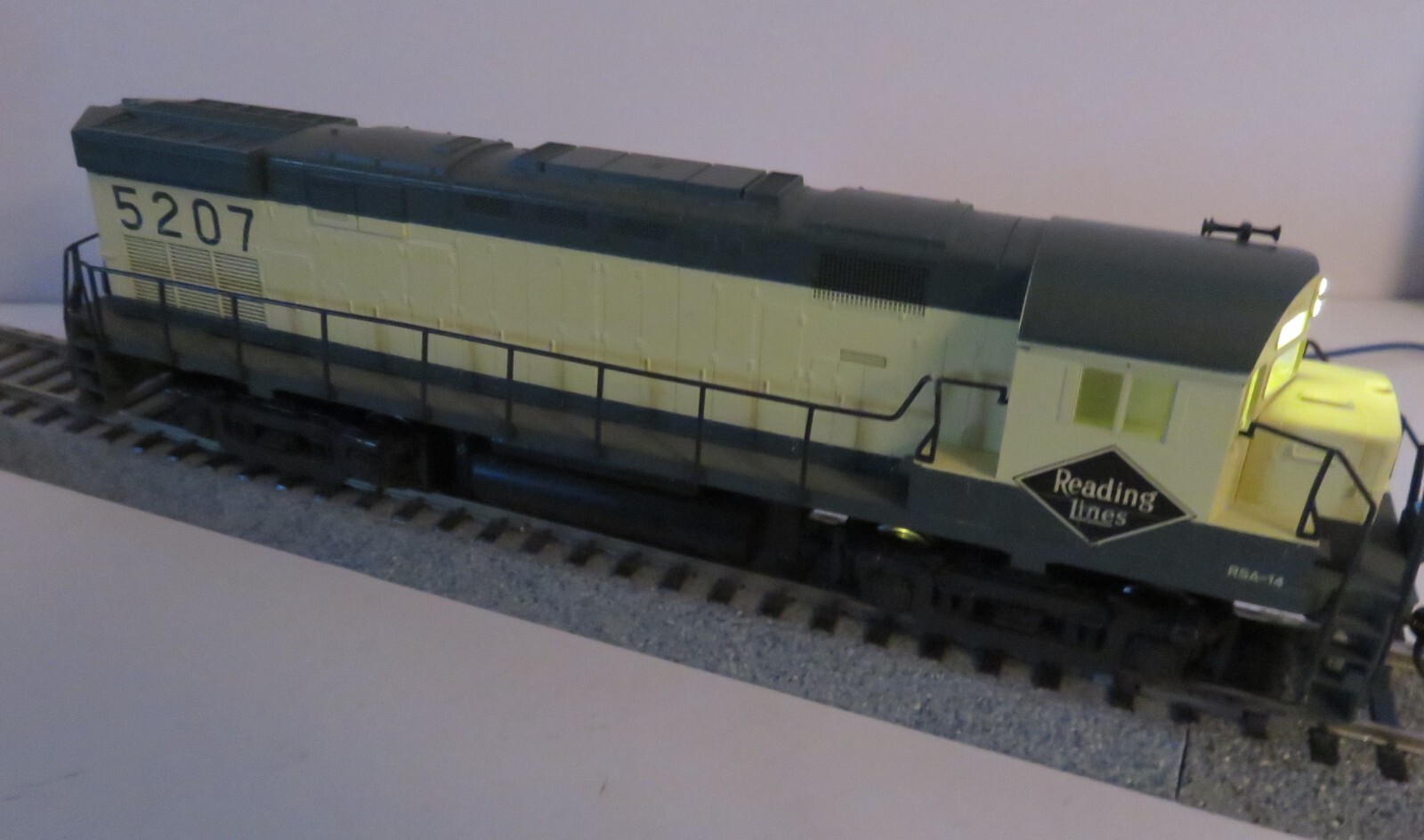 Atlas/Kato HO Reading Alco C424, DC/DCC, Directional LED Lights, Kadee Couplers