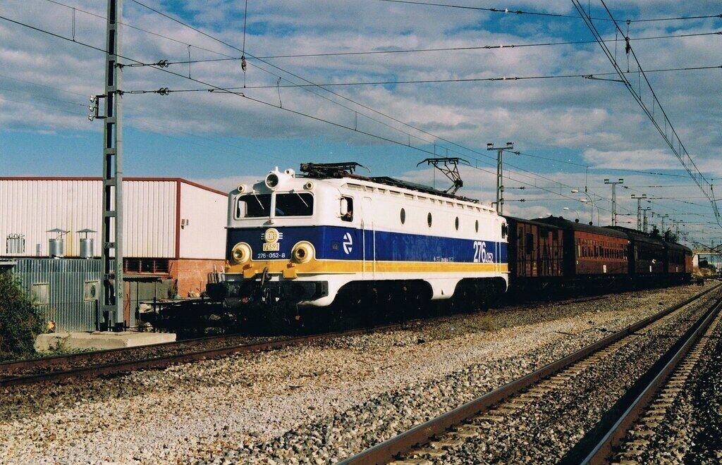 LIMA RENFE 276 SCALE H0 ANALOGUE DIRECT CURRENT LOCOMOTIVE REF: L208625