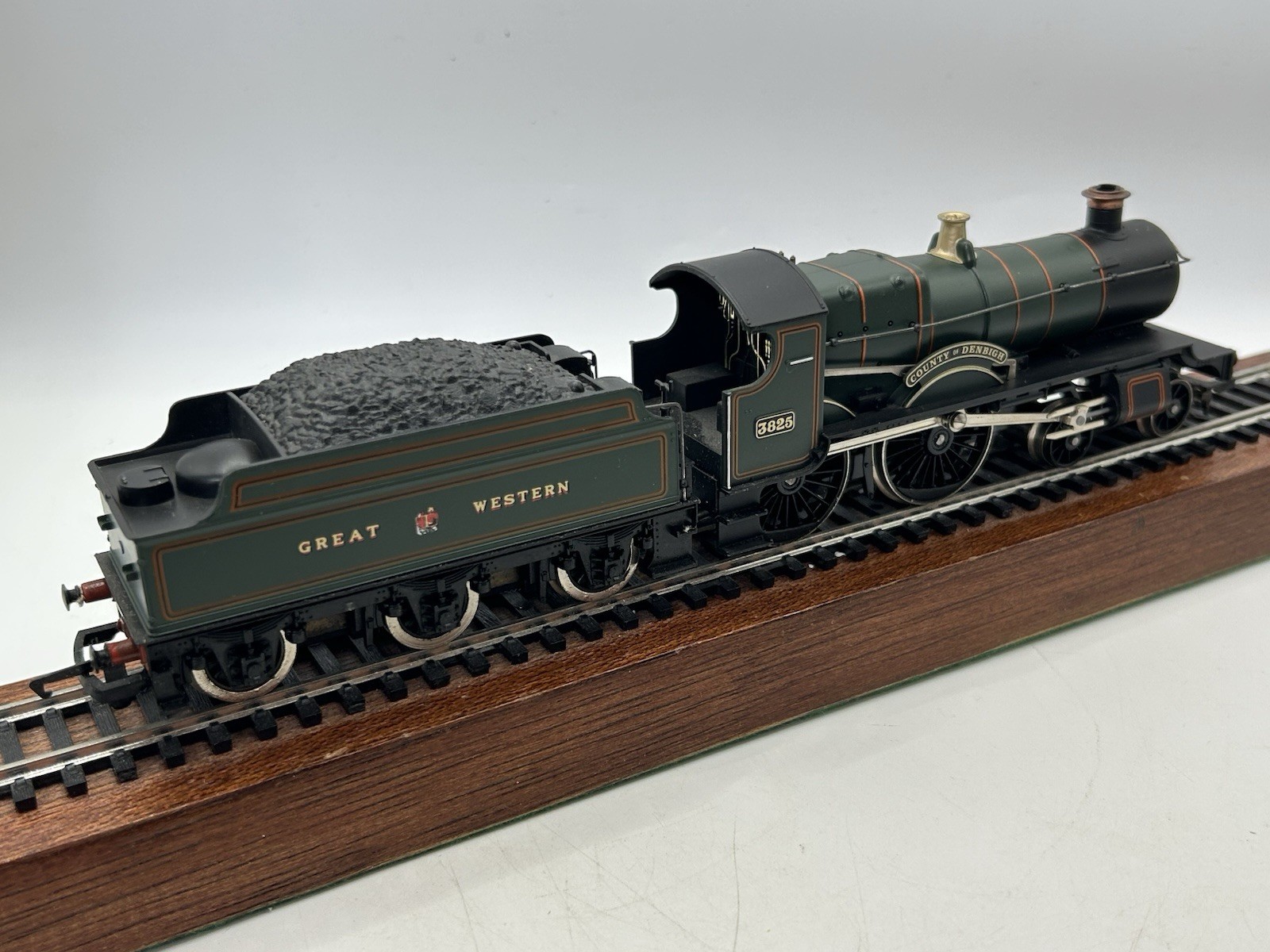 OO Hornby R584 GWR County Class 4-4-0 Steam Locomotive ‘County Of Denbigh’ – VG