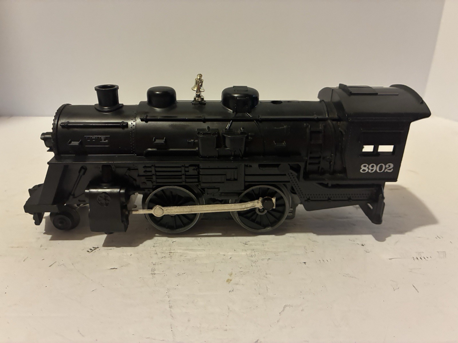 Lionel Modern Era 8902 DC Locomotive With Tender. Tested See Description. Runs.