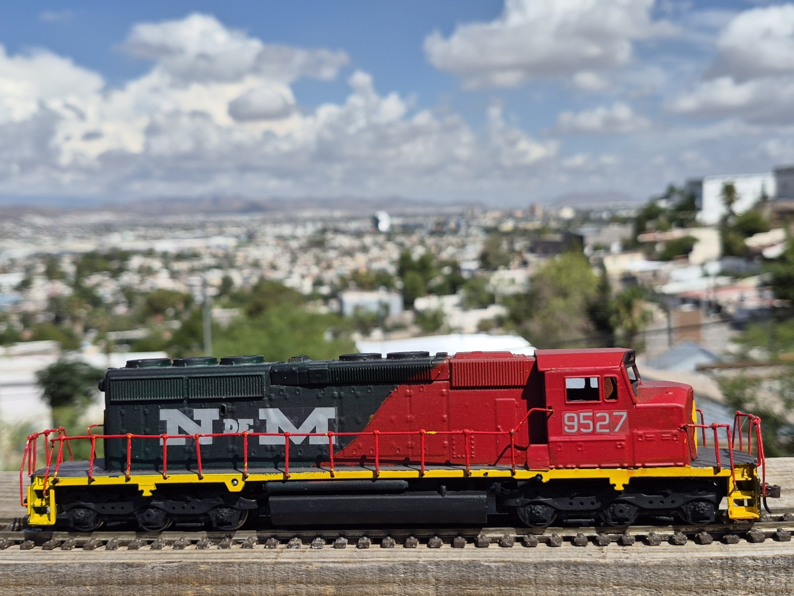 HO SCALE, ATHEARN, SD40-2 Wide Cab CUSTOM PAINTED NdeM LIGHTED DUMMY ENGINE.