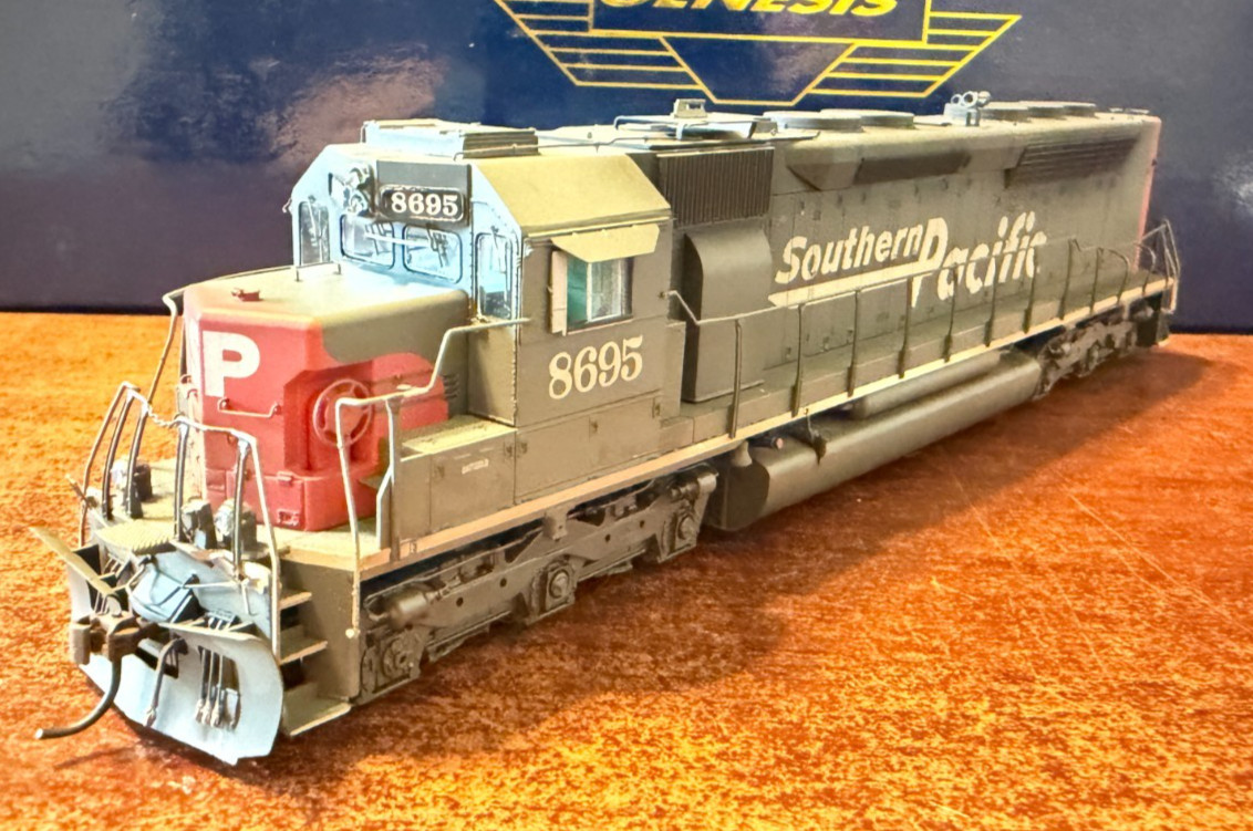 HO Athearn Genesis Southern Pacific SD40M-2 with DCC & Sound – Weathered
