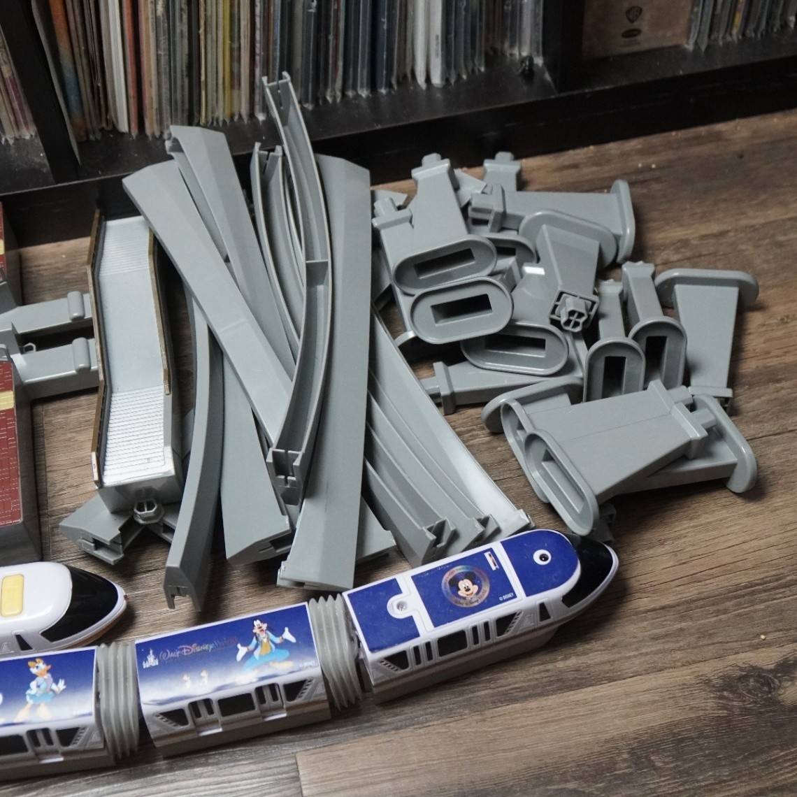 Disney Walt Disney World Monorail Playset Toy Locomotive Cars Track Station