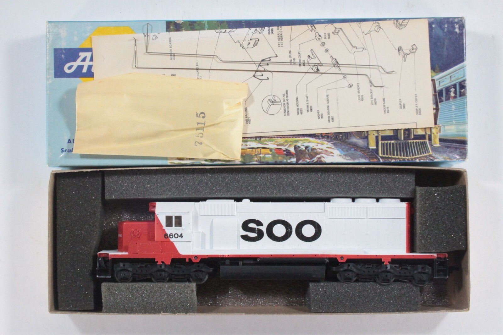 HO Athearn “Blue Box” Soo Line SD40-2 Powered Locomotive All-Whl Pkp Brs Fly New
