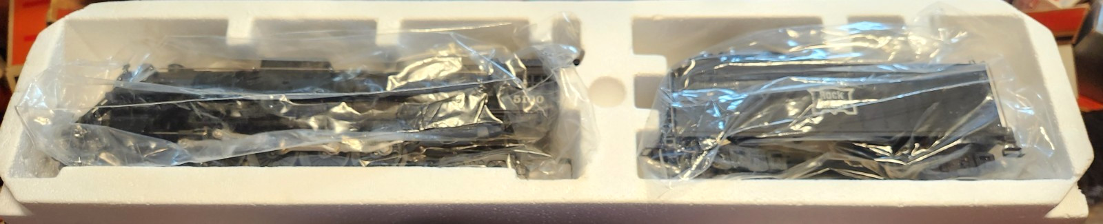 Lionel 6-18001 ROCK ISLAND LOCO IN LN CONDITION IN ORIGINAL BOX WITH PAPERWORK.