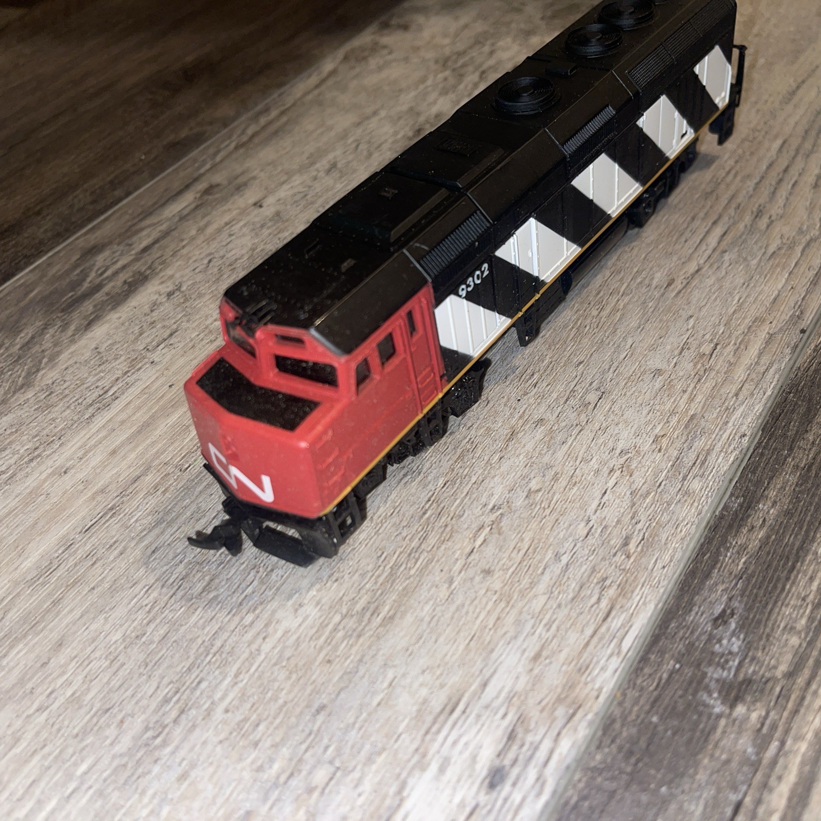 HO Scale CN Canadian National Diesel Locomotive #9302 – Red, Black & White