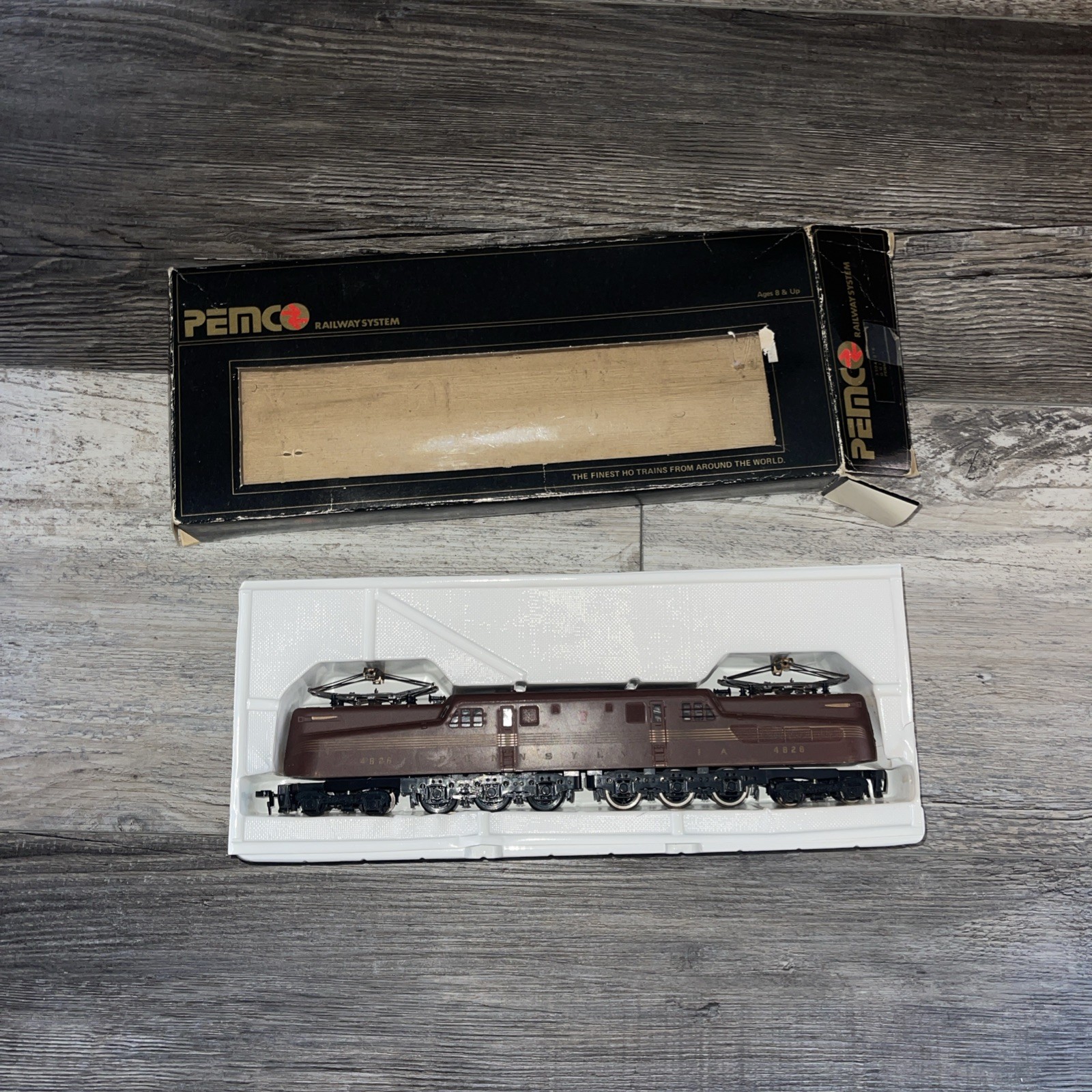Pemco HO Scale GG1 Electric Locomotive #4828 – Pennsylvania Railroad Tuscan Red