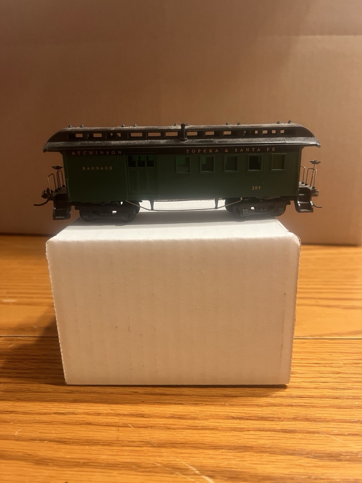 AHM Santa Fe #2654 Diesel Locomotive & 4 Cars HO Scale Train Lot