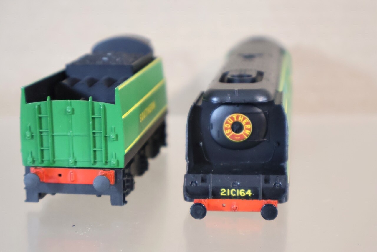 HORNBY R320 BODY SOUTHERN 4-6-2 BATTLE of BRITAIN LOCO 21C164 FIGHTER COMMAND oj