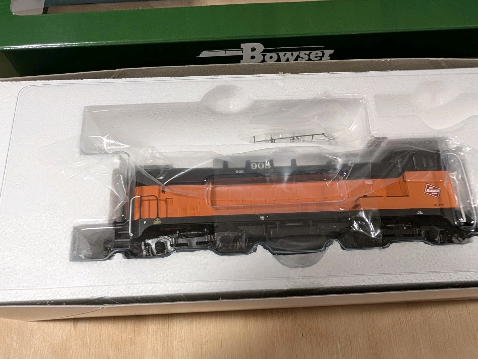 Bowser #23515 HO Scale Baldwin VO-1000 Milwaukee Road #908 DCC Ready