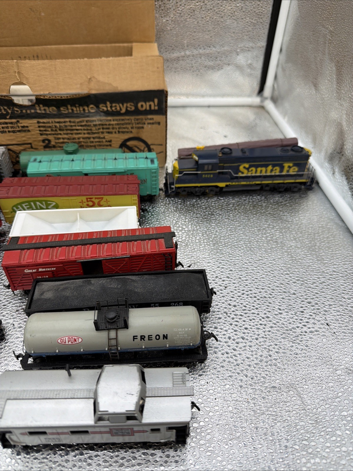 HO Train Set with Engines And Carts