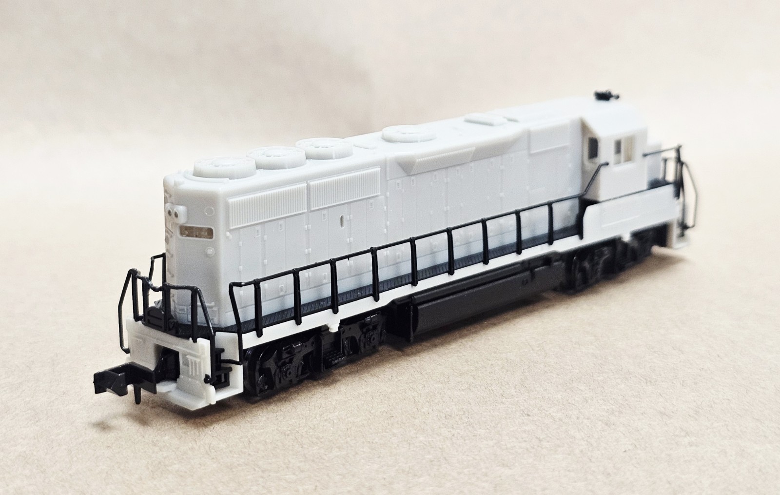 N Scale ATLAS 48601 Undecorated GP40-2 Locomotive / NEW