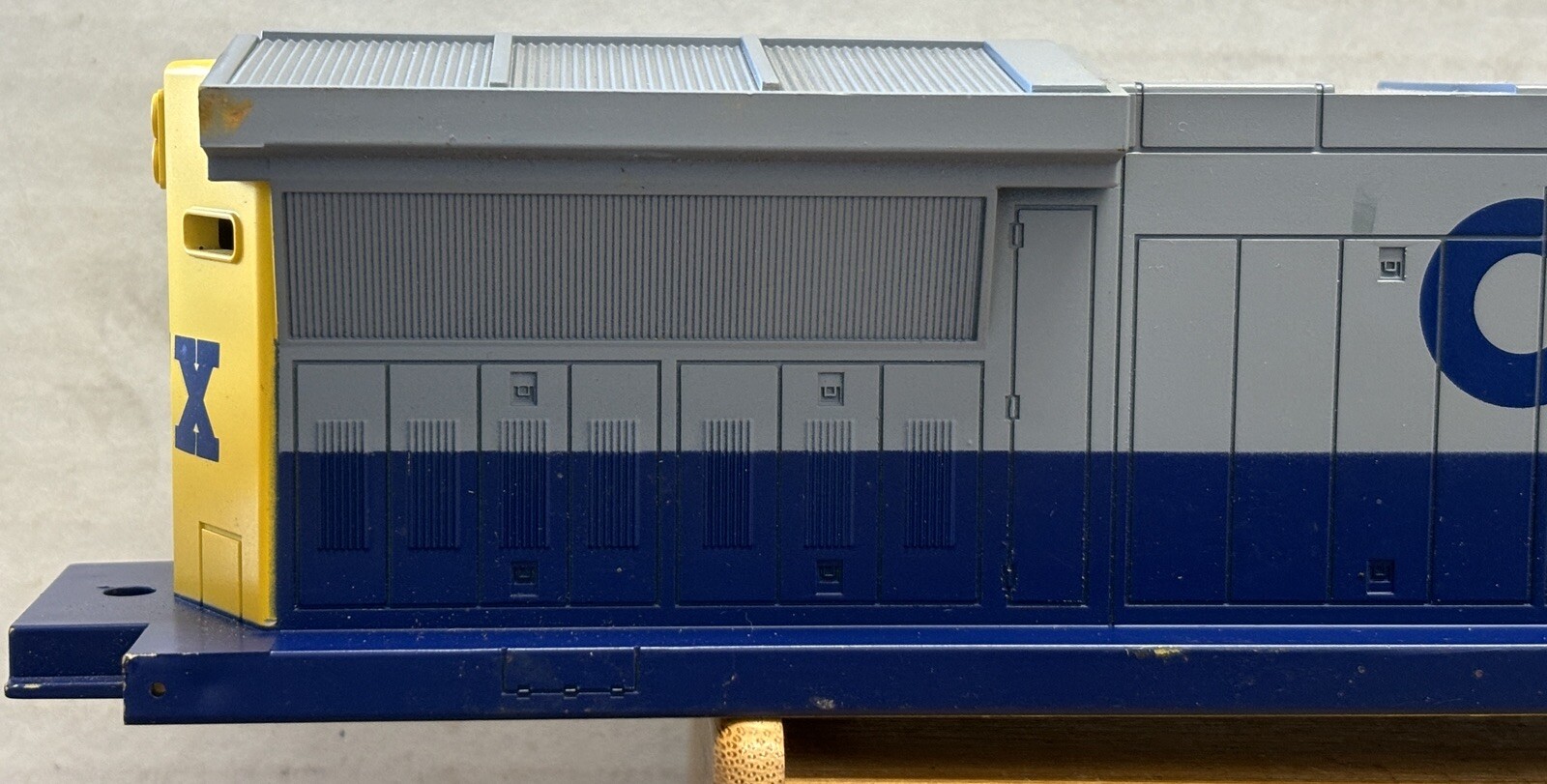 Lionel 6-18215 CSX #7643 SHELL ONLY C40-8