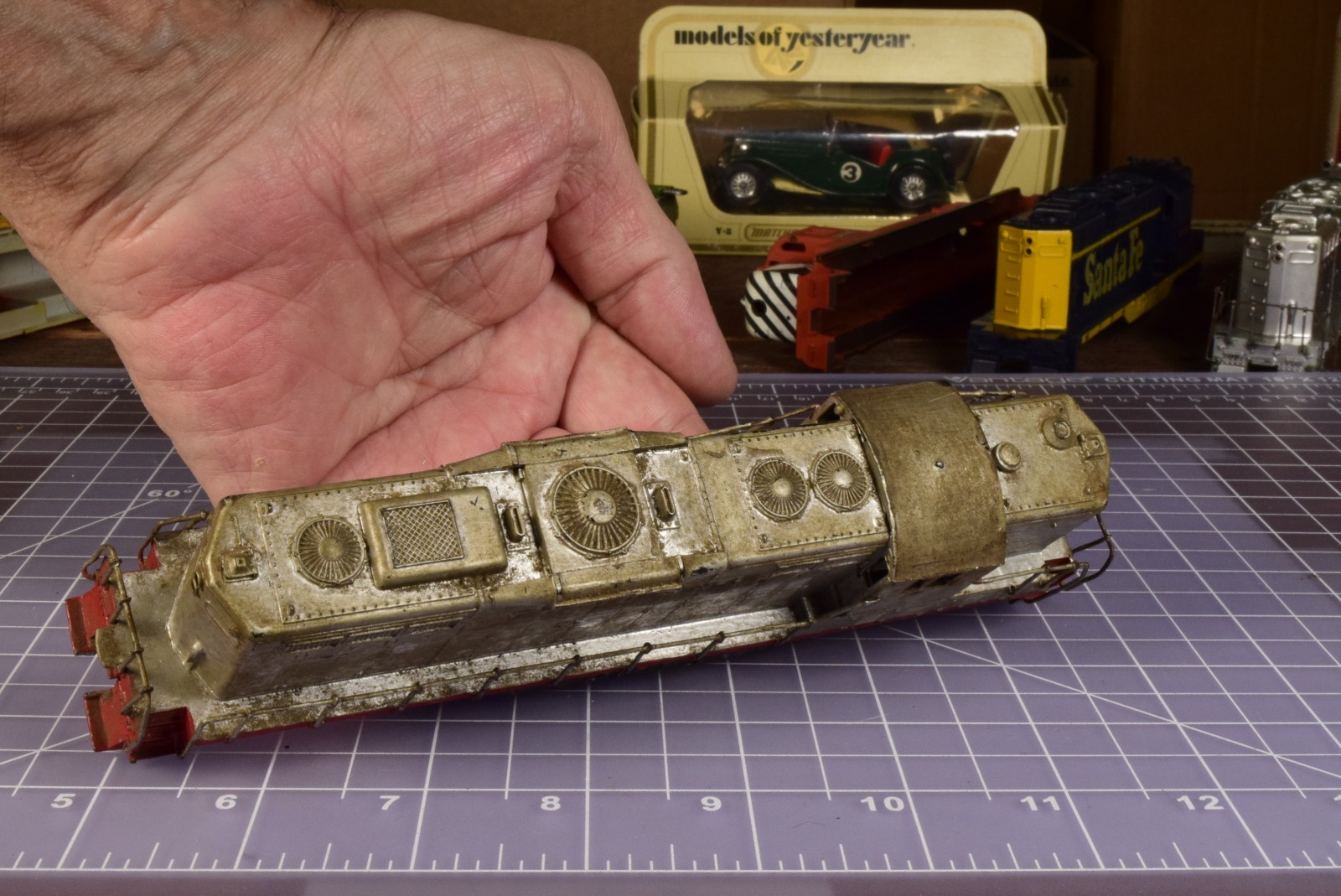 HO SHELL GP9 with Grunge Look, railings, no horns/inserts SH5
