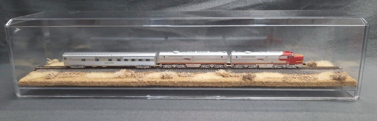 Z SCALE 16″ SINGLE-TRACK DISPLAY CASE -“DESERT SCENE” – FOR ANY Z TRAINS
