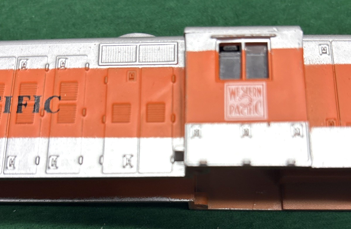 AHM Western Pacific GP18 5013-02 HO Diesel Engine 1980 Flashing Beacon, Unused