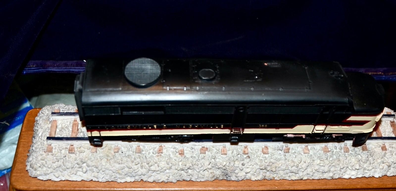 Loisville & Nashville Diesel Locomotive Ceramic Display