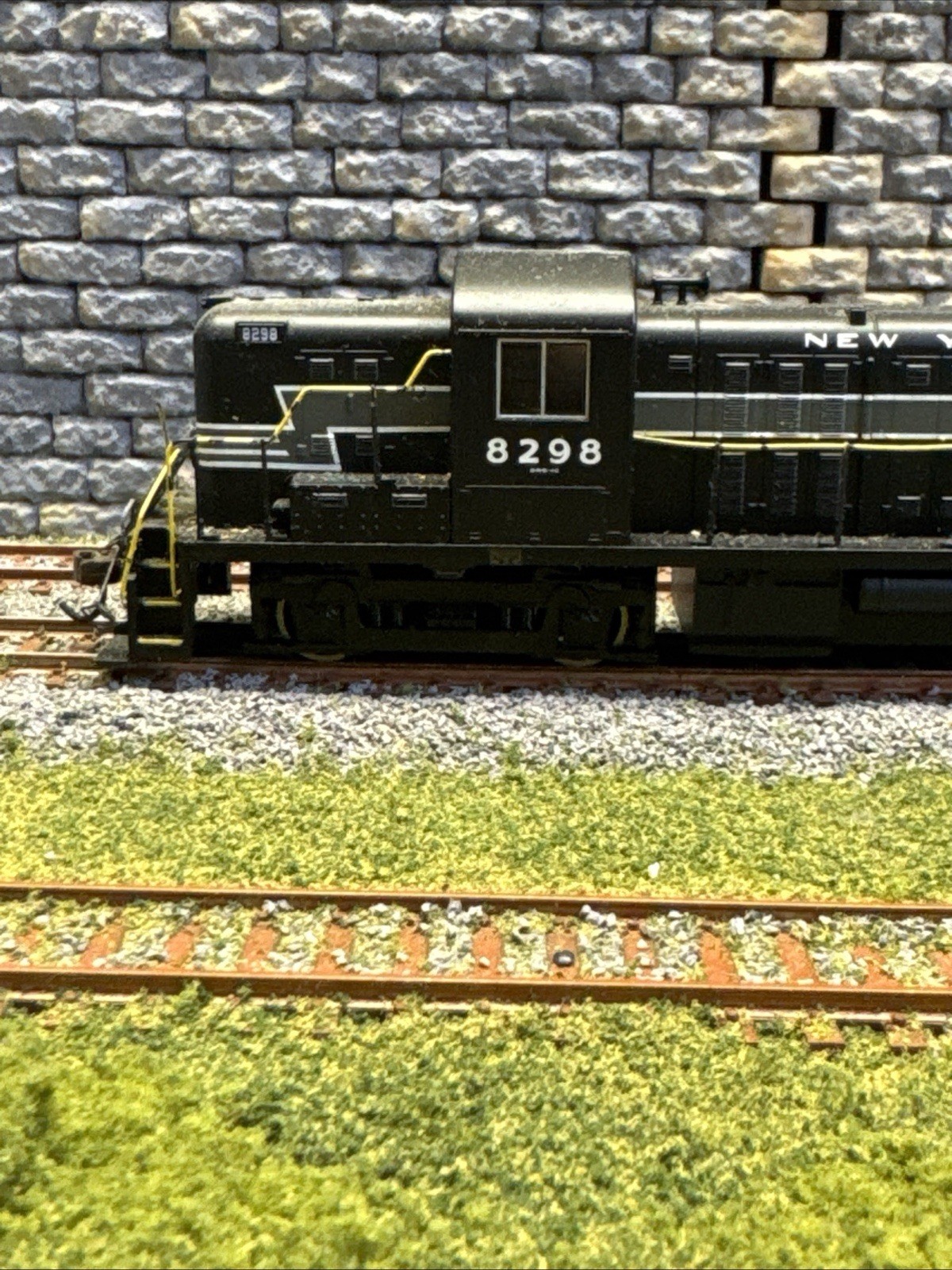 BACHMANN HO ALCO RS-3 DIESEL POWERED LOCOMOTIVE NYC 8298 – DCC ON BOARD
