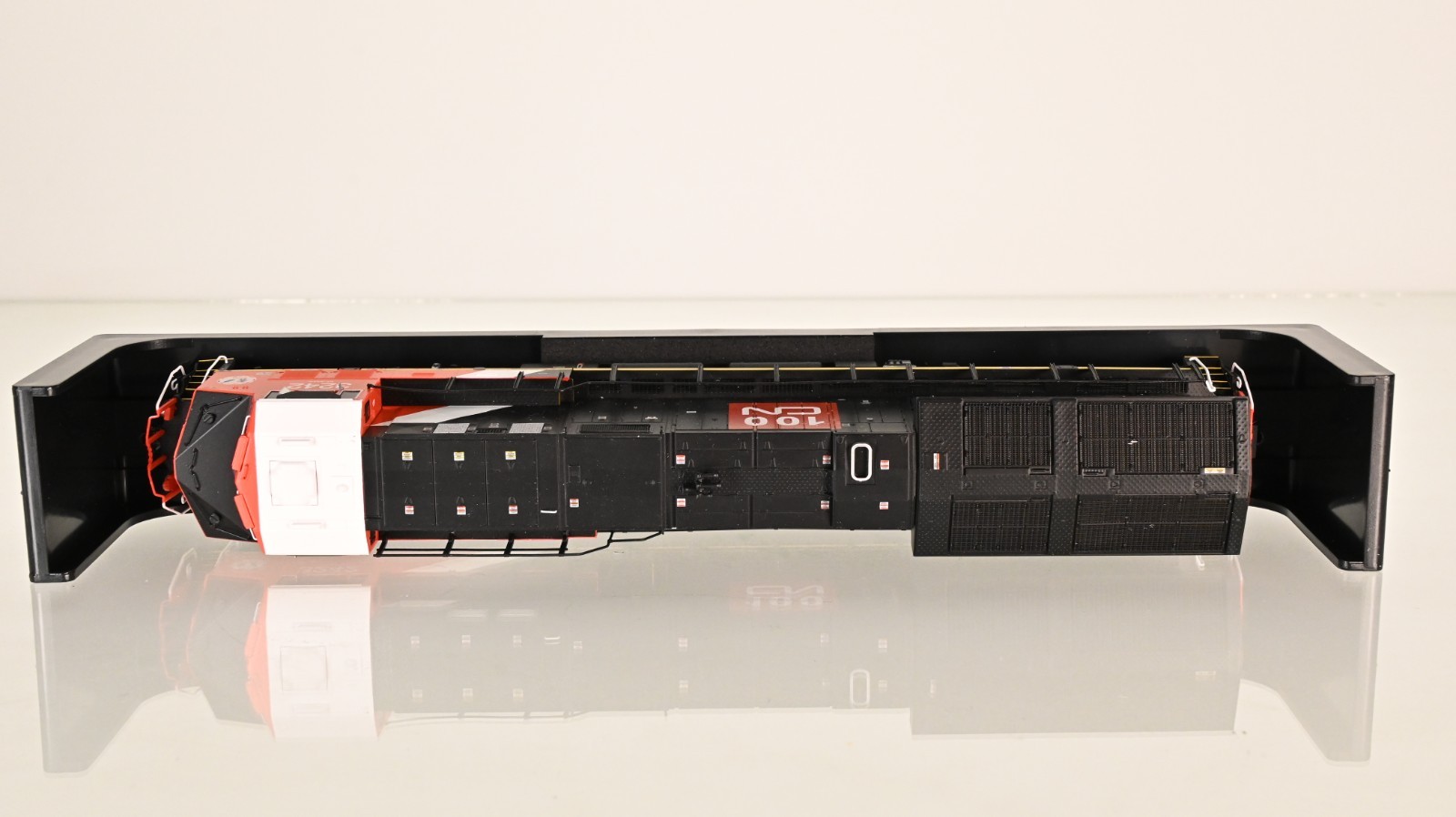 InterMountain ET44AC Canadian National DCC w/Sound HO scale