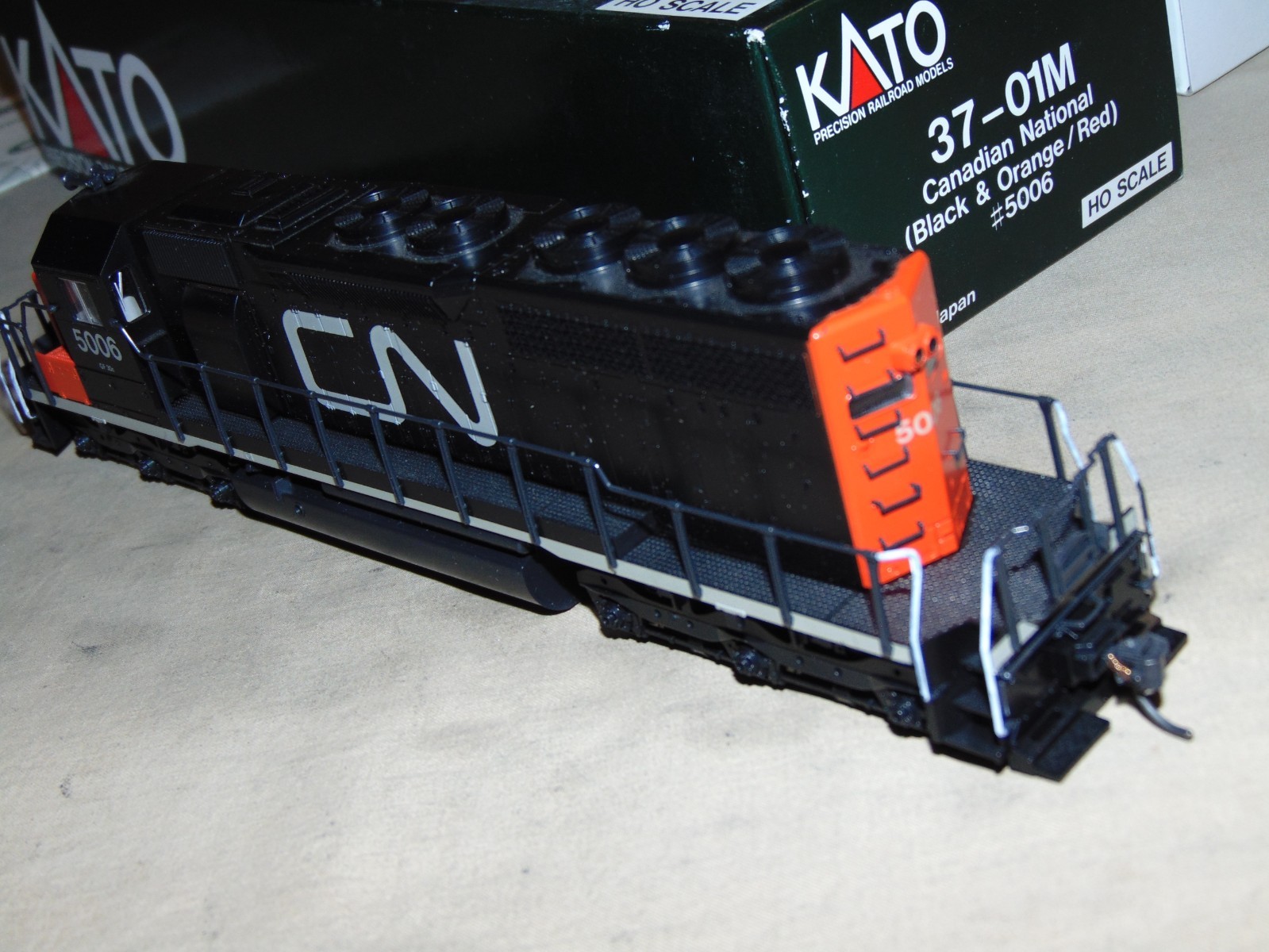 KATO HO 37-01M CANADIAN NATIONAL SD40 DIESEL WITH DCC + BOX
