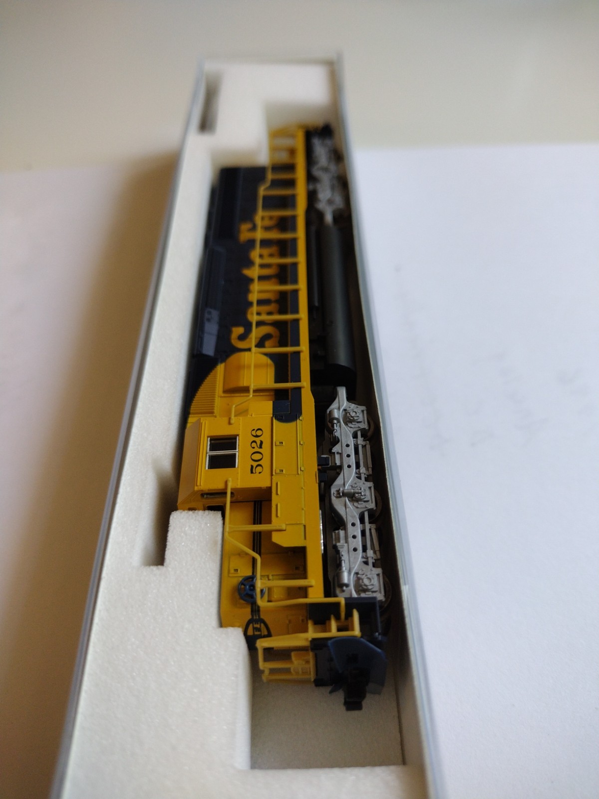Kato N Scale SF #5026 Santa Fe Locomotive 176-4907 EMD SD40-2 Snoot NOS