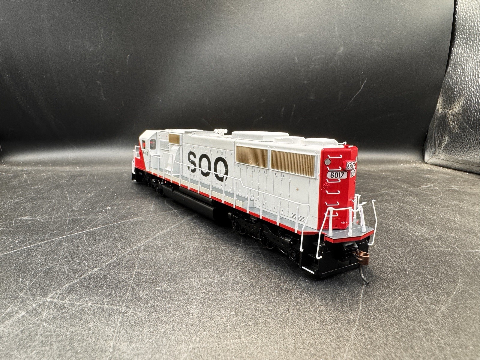 Athearn RTR 6017 Soo Line SD60 Red/White Ho Scale DC/DCC Ready 79862