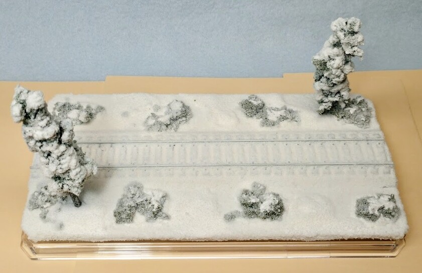 HO SCALE 9″ SINGLE TRACK DISPLAY CASE -WINTER SCENE-FOR ANY HO TRAIN
