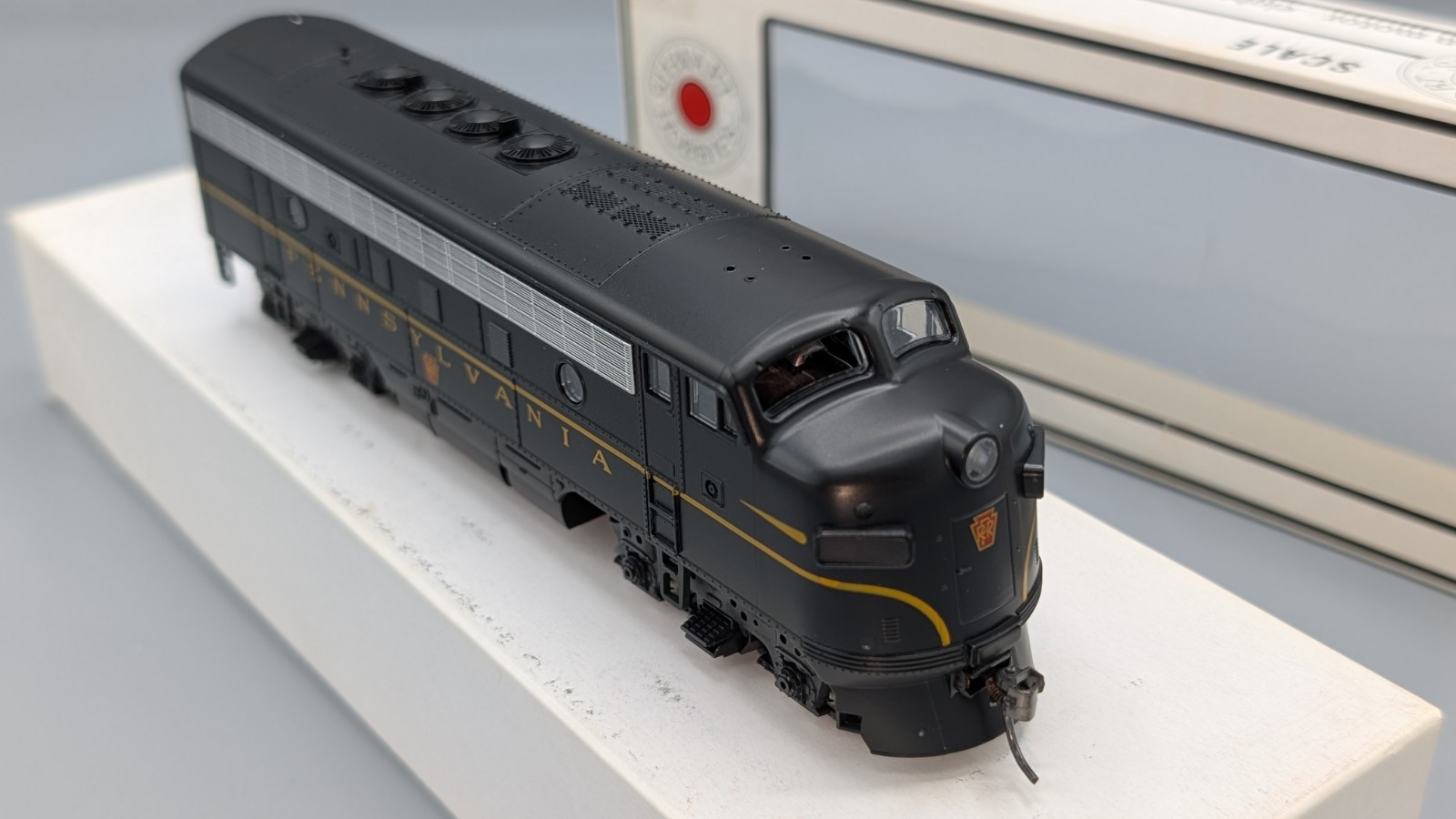 Stewart/Kato HO 8440 F3A Phase IV Powered Pennsylvania RR – Kadee Couplers – NOS