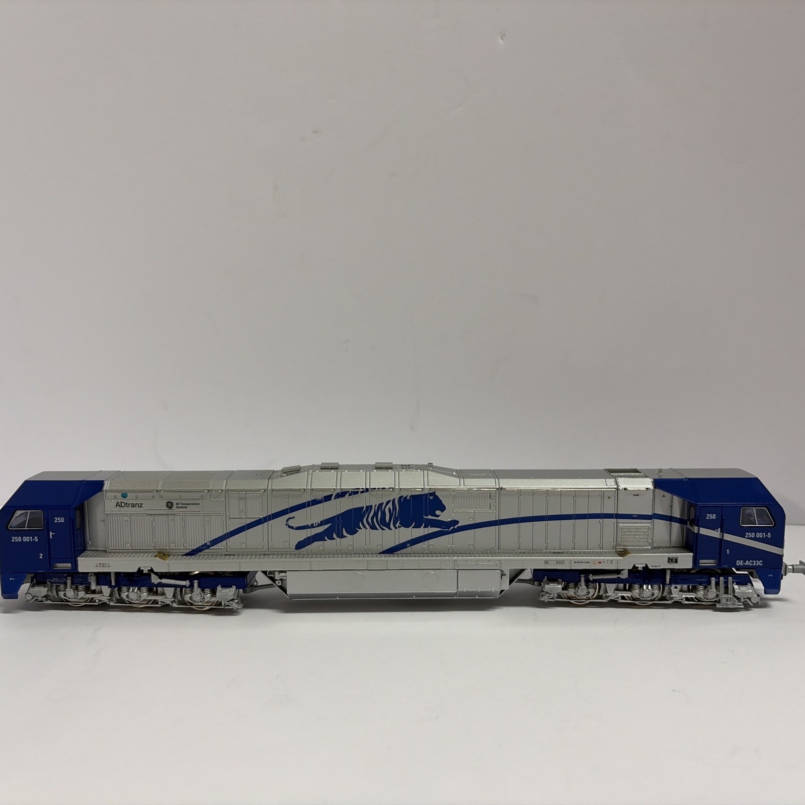 Blue Tiger ADtranz / DE-AC33C Mehano Train Line HO NOS Powered Locomotive