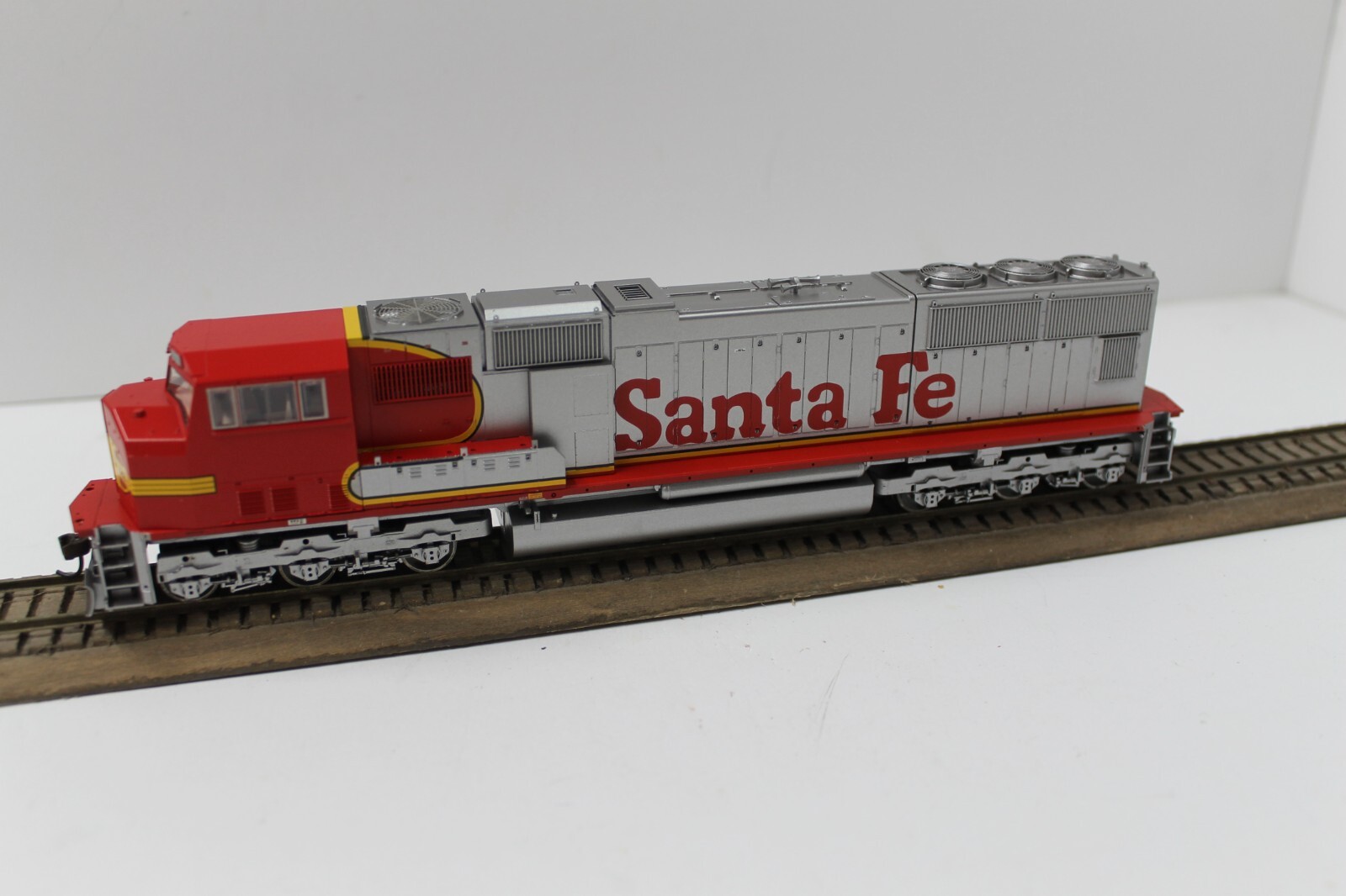 Athearn Genesis G6139 HO Scale BNSF EMD SD75M Diesel Locomotive No number