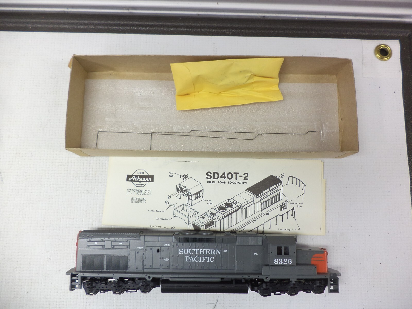 Athearn Ho SD40T-2 locomotive kit, Southern Pacific 8326