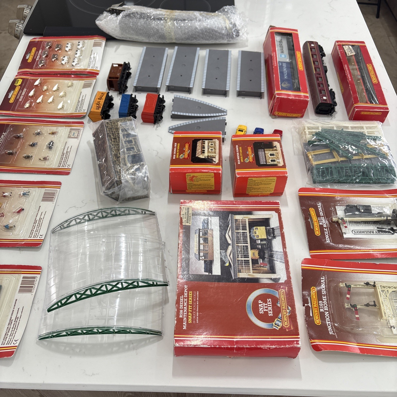 Huge lot of hornby railways Miniatures, Trains, Tracks, Quick Fits 31 Piece Set