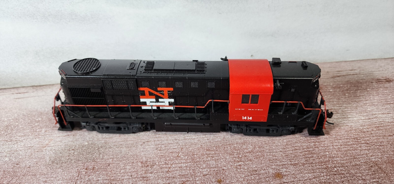 New Haven RR ALCO RS-11 Diesel Locomotive 1414 Atlas Yellow Box Custom Painted