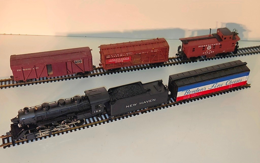 Vintage HO / IHC NEW HAVEN 2-8-0 Consolidation Locomotive & Tender w/ (4) Cars