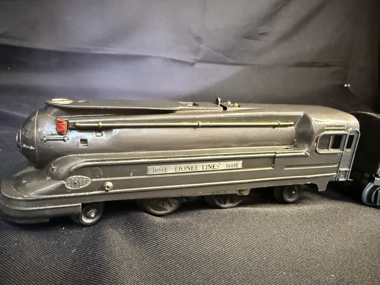 LIONEL 1688E, STEAMLINE TORPEDO GUNMETAL LOCOMOTIVE and WHISTLE TENDER