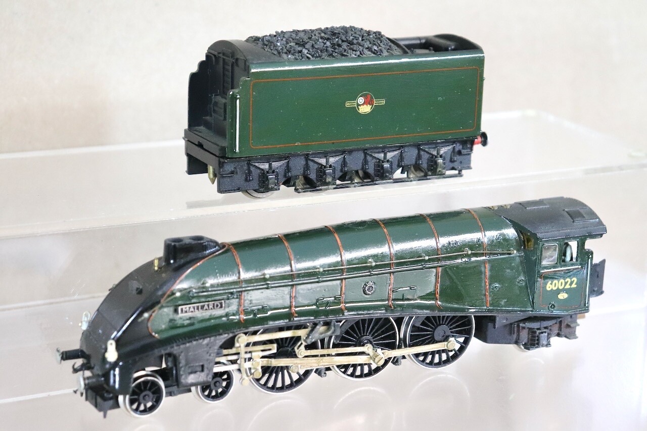 HORNBY DETAILED KIT BUILT BR 4-6-2 CLASS A4 LOCOMOTIVE 60022 MALLARD od
