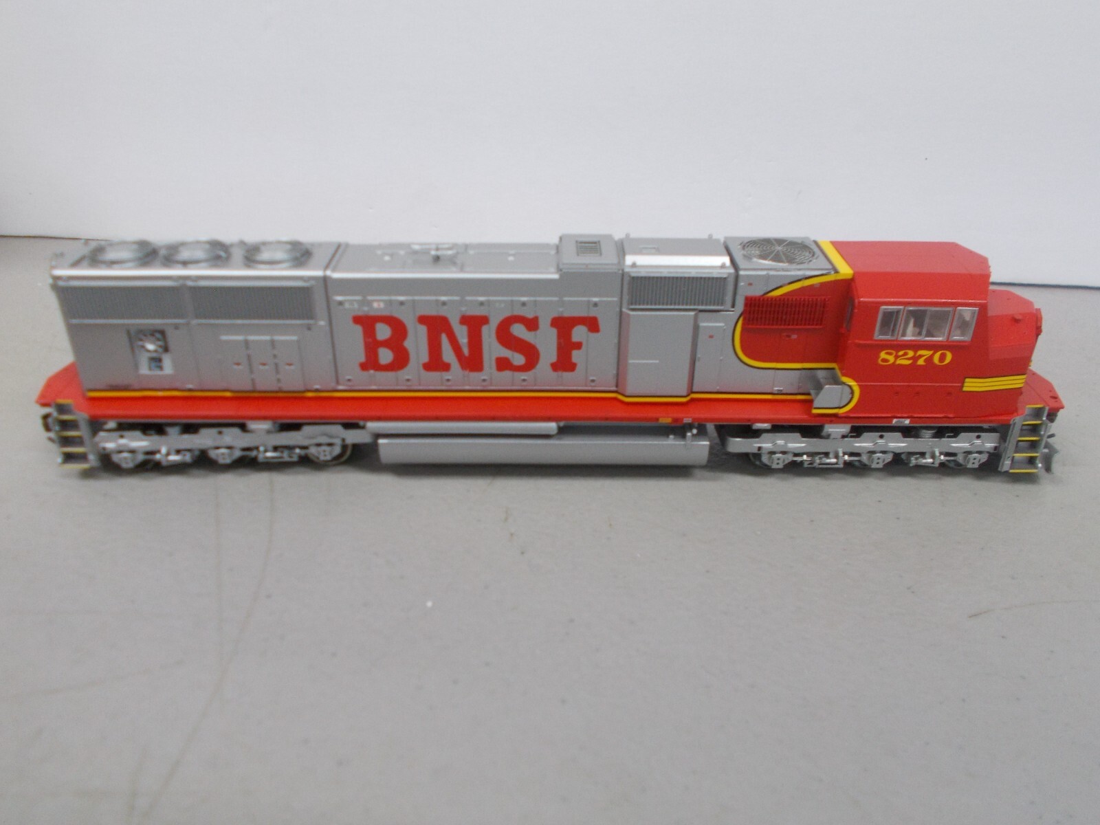 ATHEARN / GENESIS # G6135~ BNSF SD75M POWERED LOCOMOTIVE # 8270 ~HO SCALE