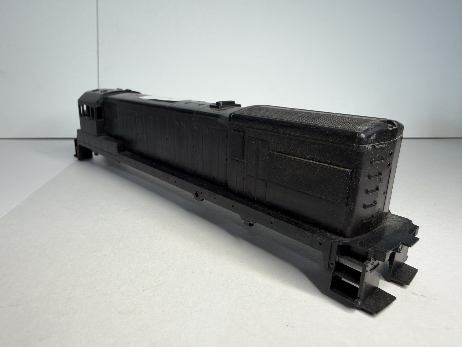 Athearn HO Scale GE U30-B Undecorated Locomotive Shell