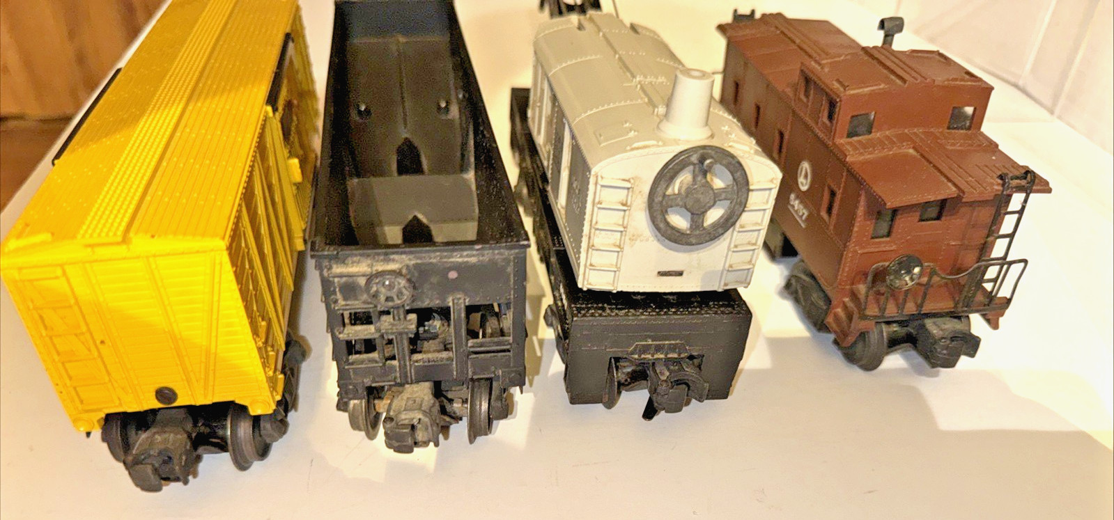 LIONEL POST-WAR O GAUGE 2055 STEAM LOCO W/6026W WHISTLE TENDER & 4 FREIGHT CARS