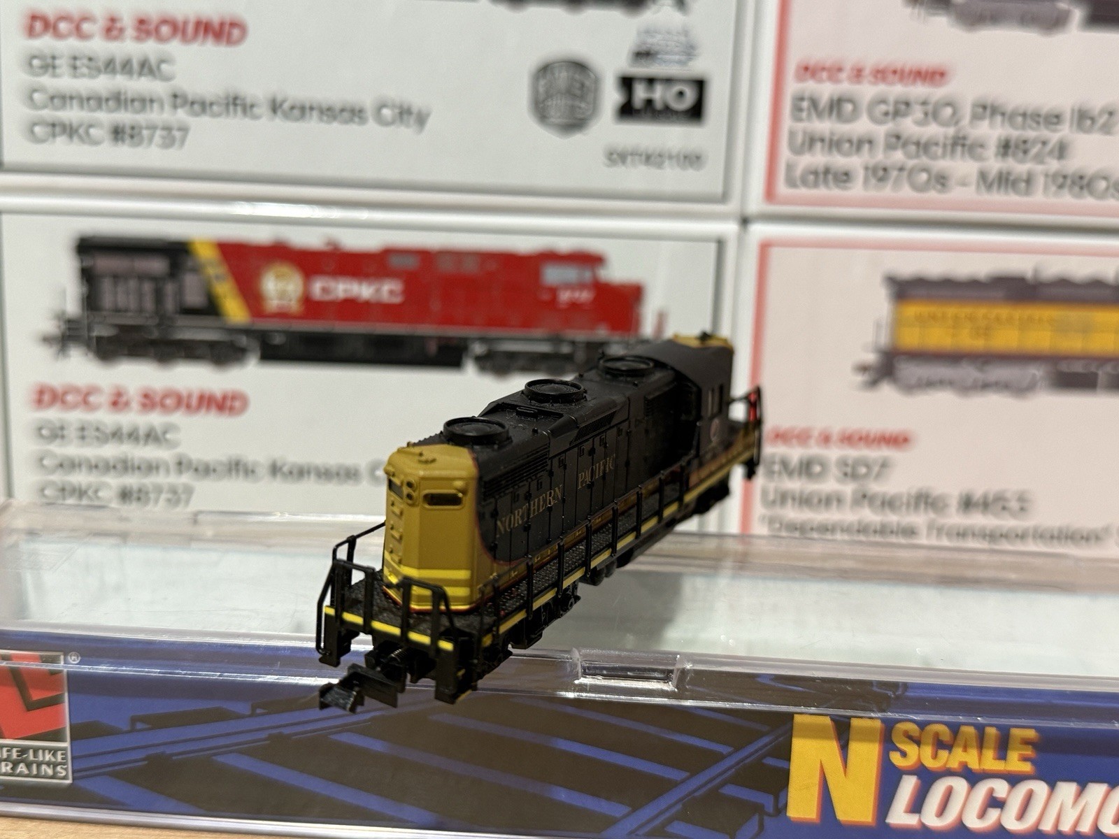 Life-Like N GP18 Diesel Northern Pacific #378 DC Analog USED