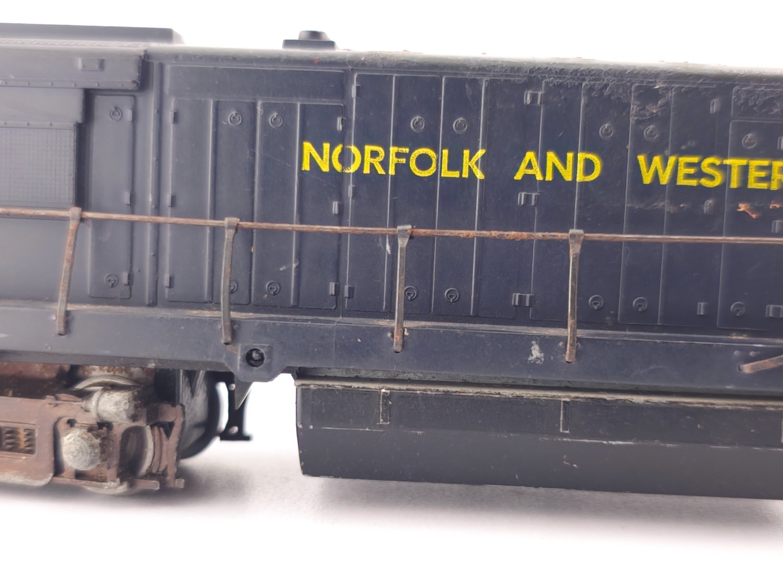 Athearn HO Scale Norfolk & Western U25B Diesel Locomotive N&W 1903 NEEDS WORK