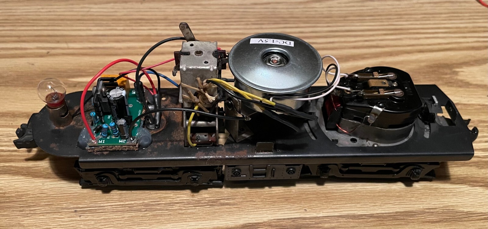 Lionel Diesel horn controller. Replaces battery and relay in locomotives.