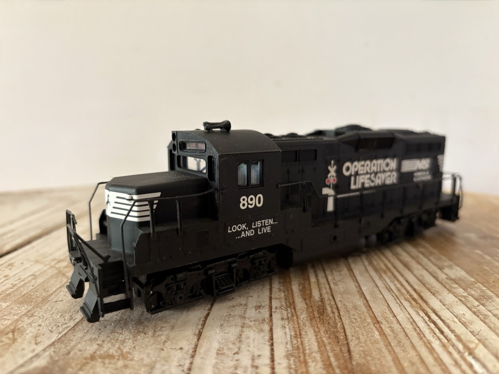 Norfolk Southern Operation Lifesaver #890 N Gauge Diesel Locomotive Black/White