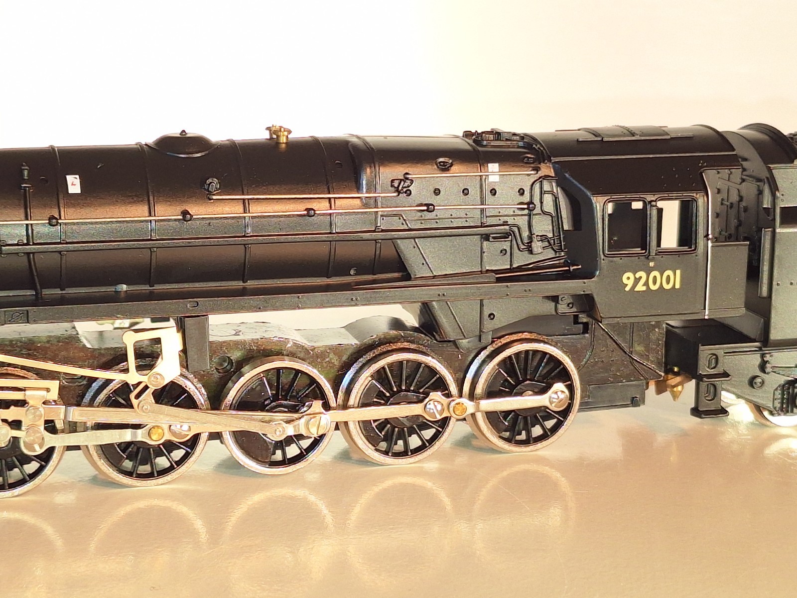 Hornby R2016 BR 9F Loco #92001. New Old Stock. Mint Cond. Boxed. 2 Rail DC. OO