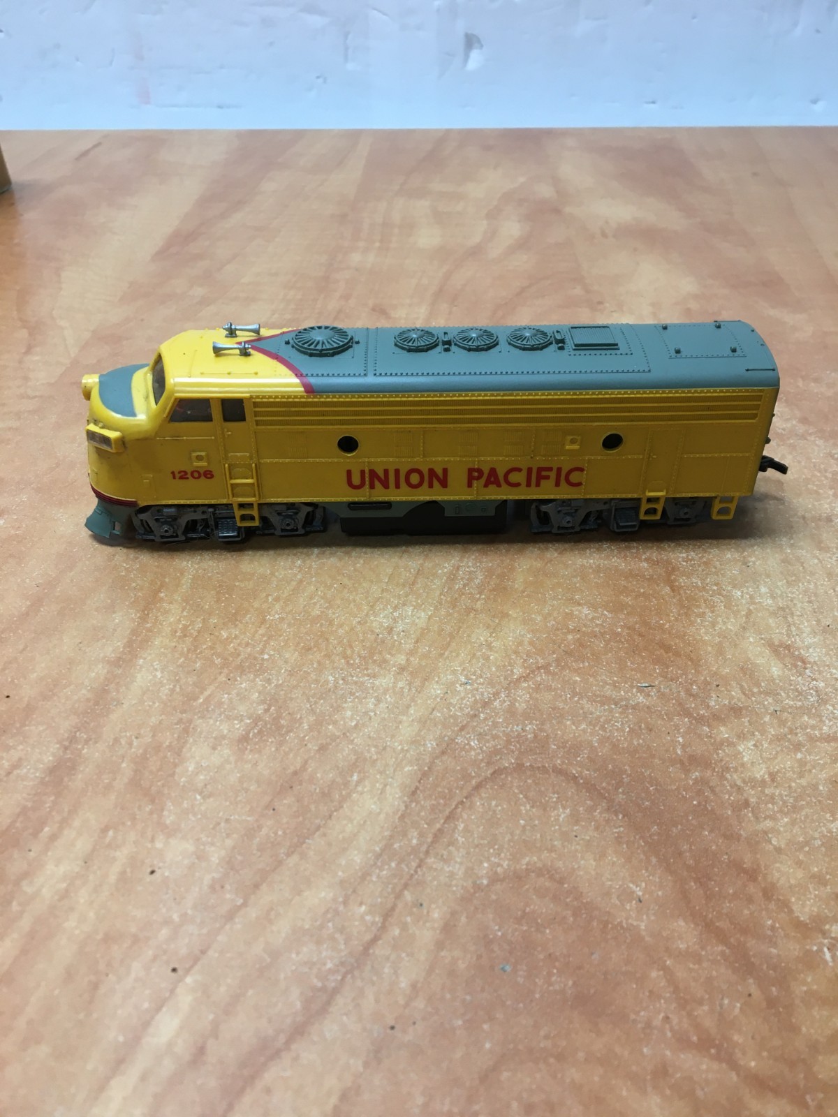 Bachmann Union Pacific HO Scale 1206 Train Engine Yellow Working but READ
