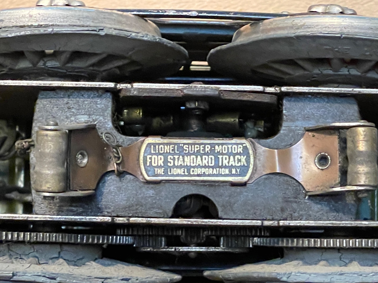 Lionel prewar Standard Gauge electric loco #8, cars 337 and 338. Needs help.