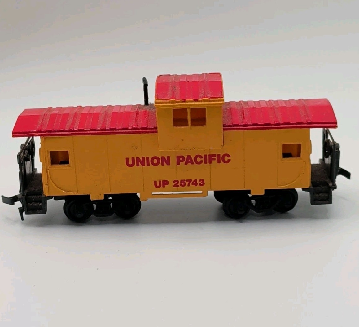Bachmann Union Pacific Locomotive Train Engine 866 and Caboose HO Scale Model RR