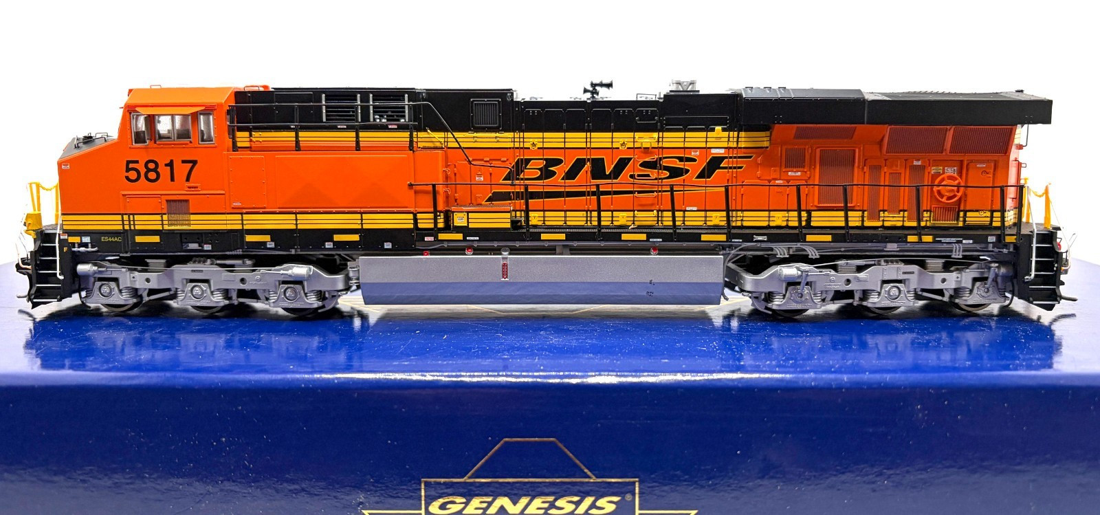 HO ATHEARN GENESIS G69703 ES44AC BNSF # 5817 DITCH LIGHTS